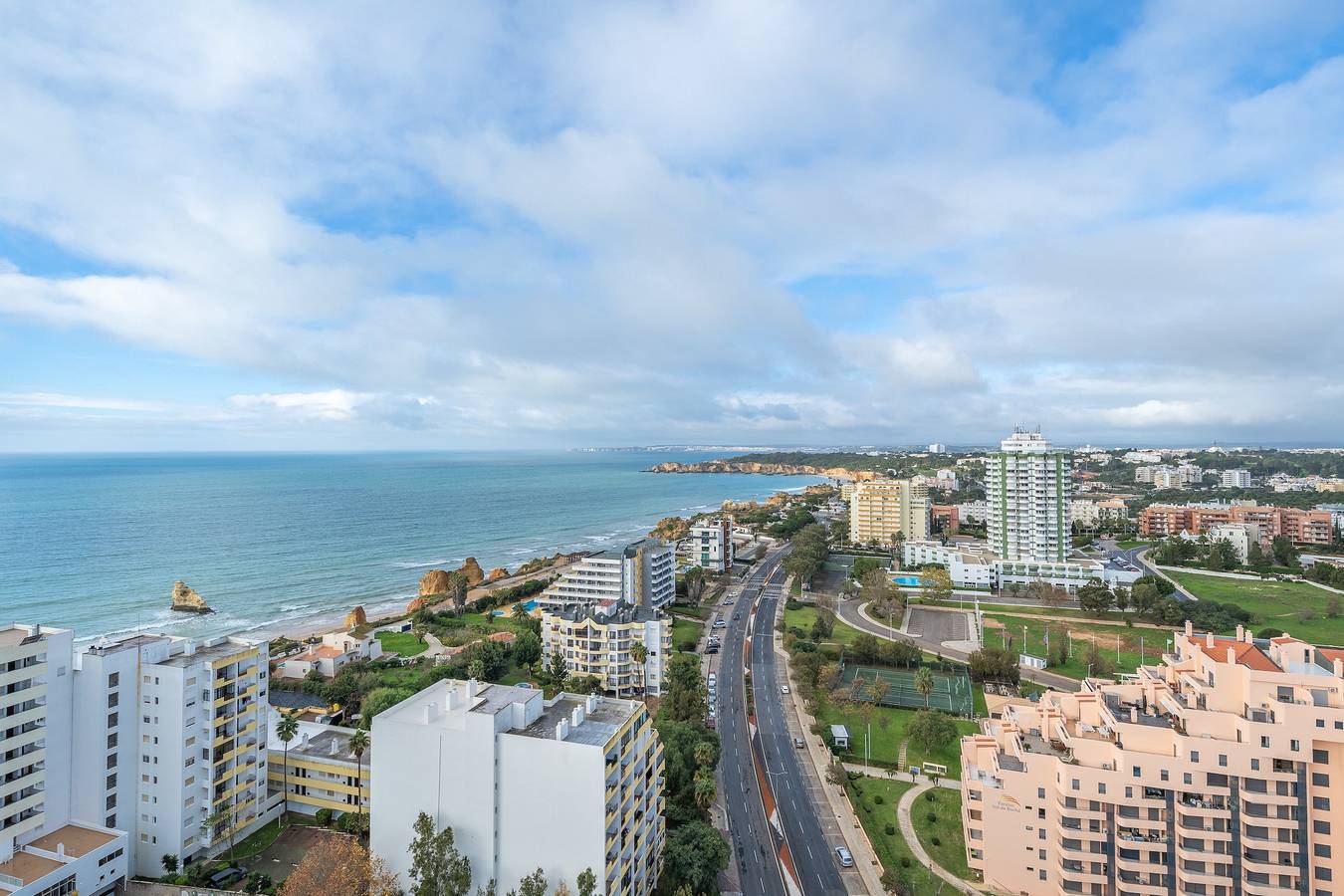 Entire apartment, Apartment 'Jardins Da Rocha' with Sea View, Wi-Fi and Air Conditioning in Praia da Rocha, Portimão