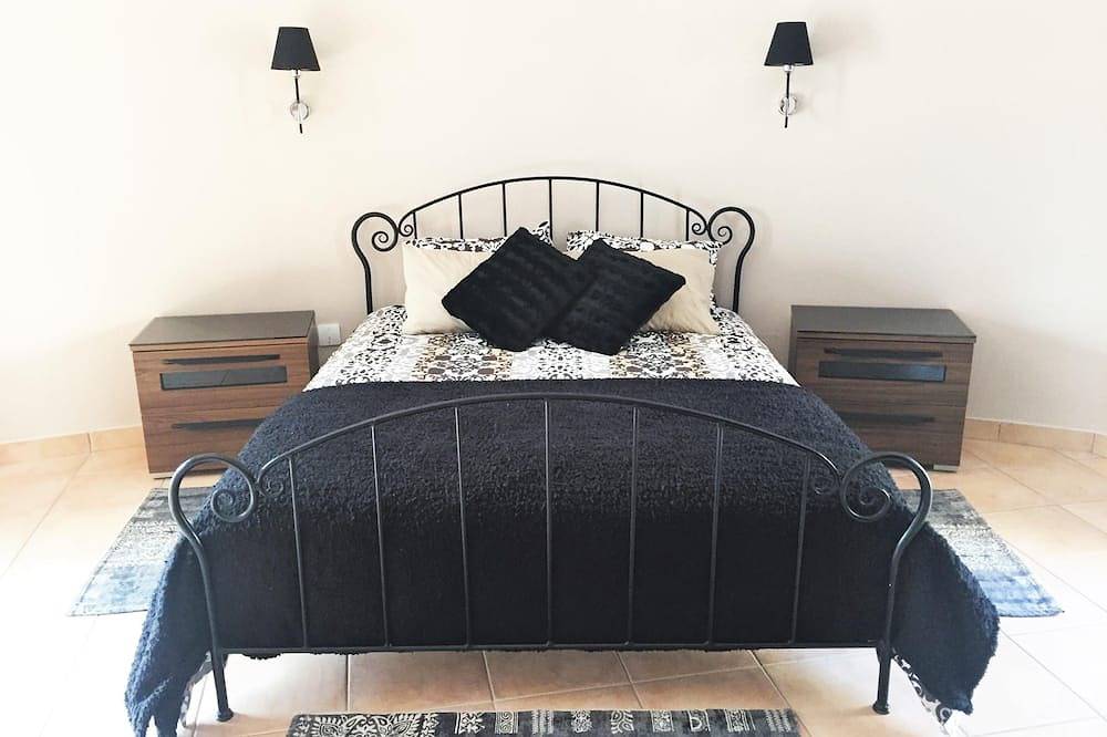 Ganze Wohnung, Very spacious and well-lit corner 3 bedroom apartment in Marsaxlokk, sleeps 6 in Marsaxlokk, Insel Malta