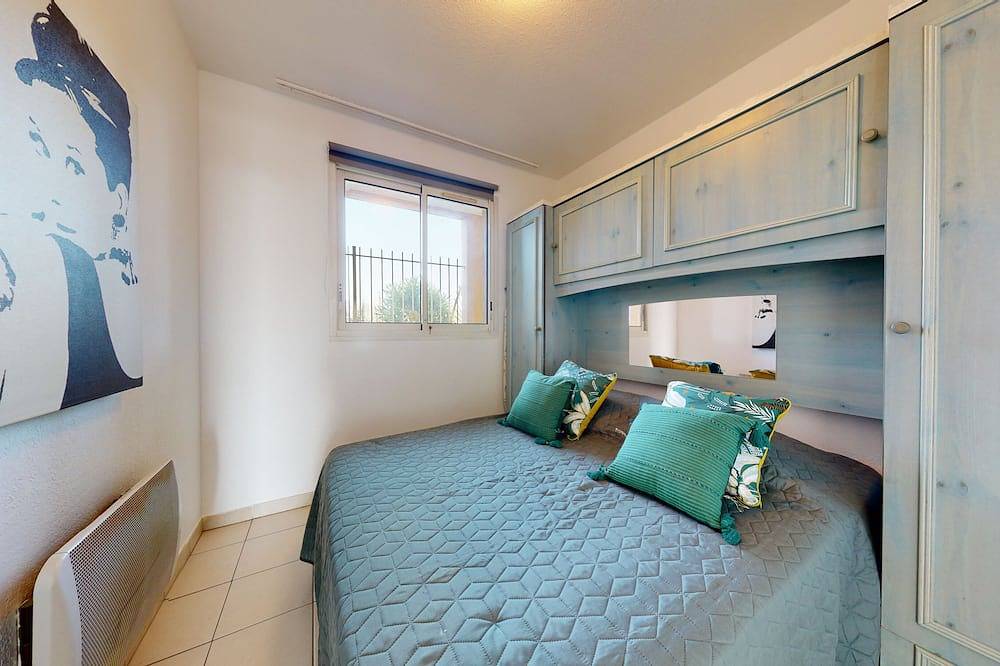 Entire apartment, 2-room apartment in building with sea view and pools in Théoule-sur-Mer in Théoule-sur-Mer, Massif de l'Esterel
