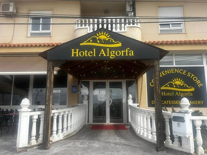 Cama y desayuno para 4 personas, con Balcón además de Terraza y Piscina en Algorfa
