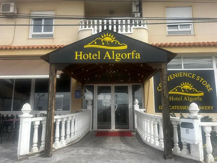 Alojamiento y desayuno para 4 personas, con piscina y balcón - 1