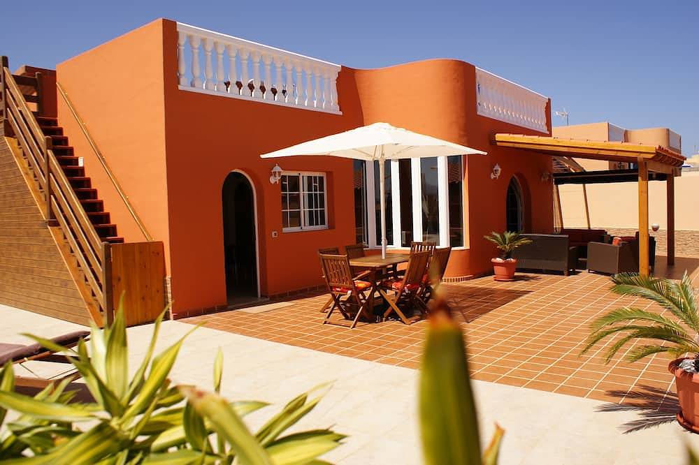 Villa de 4 dormitorios en la ciudad, piscina de 10 m con tobogán para niños, valla de seguridad, barbacoa, salones al aire libre in Caleta de Fuste, Antigua