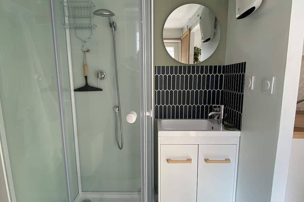 Entire apartment, Cosy new studio with private courtyard in Bourg-Saint-Andéol, Privas