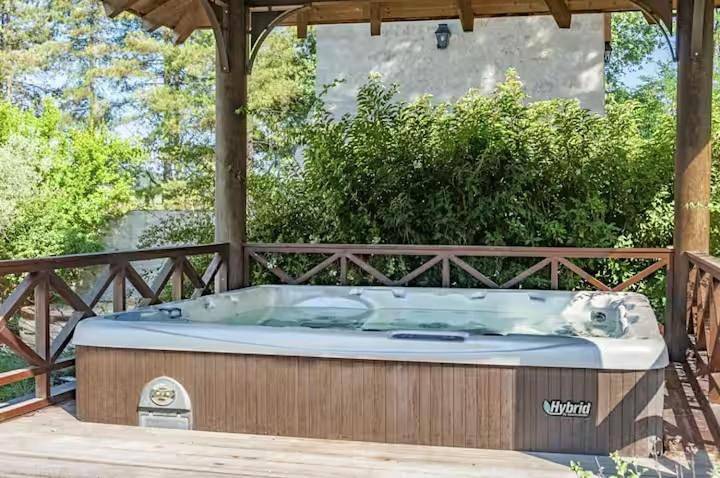 Villa with Private Pool in Gontaud-de-Nogaret, Région de Marmande