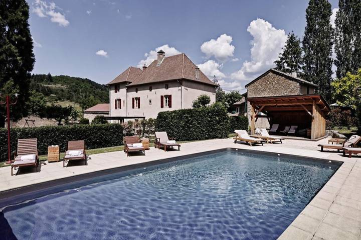 Location de vacances pour 2 personnes, avec terrasse ainsi que jardin et piscine à Château (Mâcon) - 2