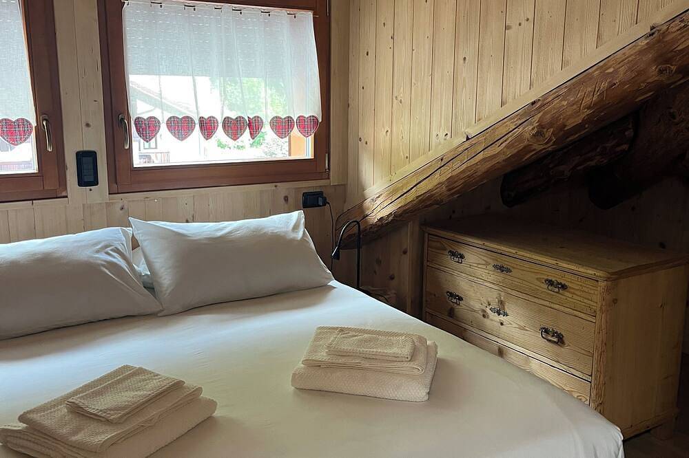 Entire apartment, Gorgeous wooden attic room with wonderful view of Lake Auronzo in Auronzo di Cadore, Sexten Dolomites