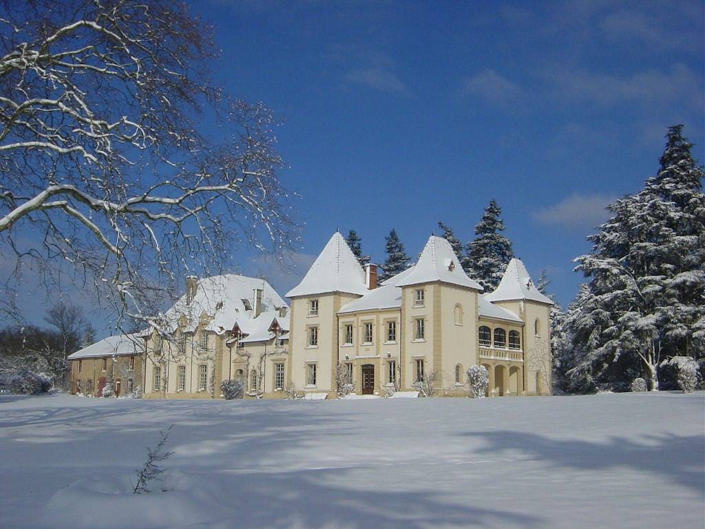 Domaine des Grands Cèdres - Suite de 2 Cours in Cordelle, Région de Roanne