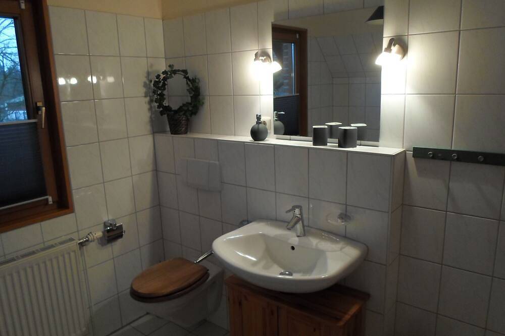 **** Ferienhaus in Nordseenähe, großer Apfelgarten, Ruheoase in Südwestlage in Lehe, Halbinsel Eiderstedt