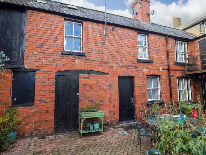 Log cabin for 4 people, with garden in Llangollen