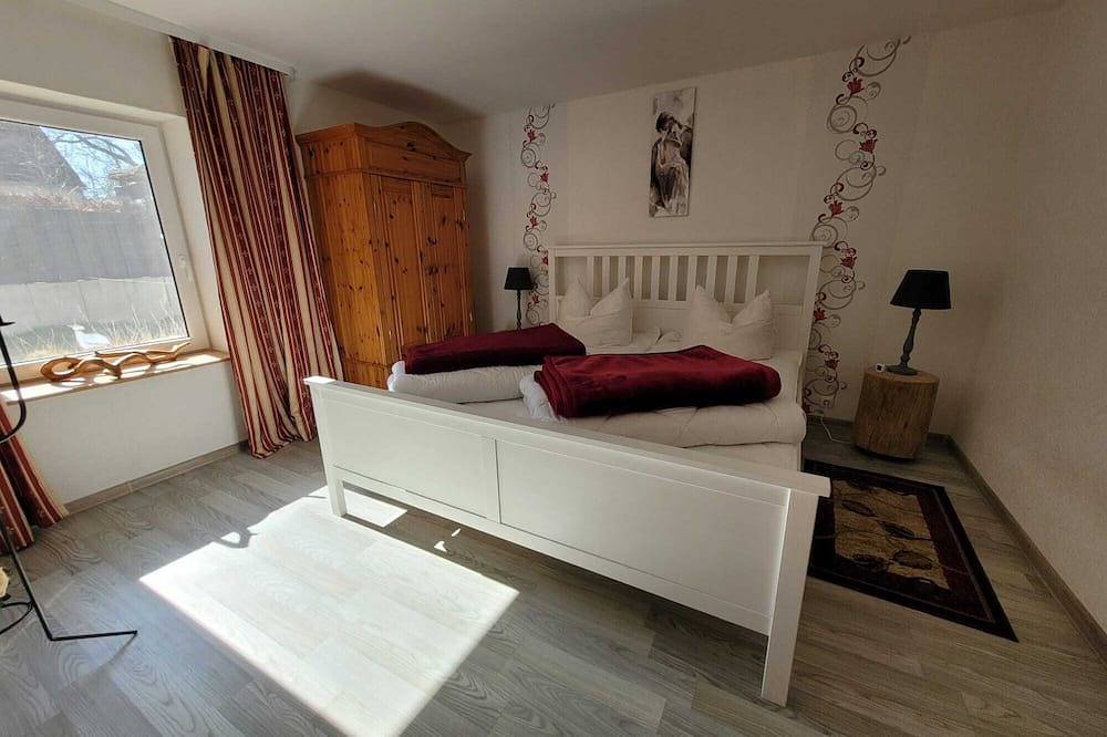 Ganze Wohnung, Großzügige Ferienwohnung mit Balkon, Terrasse und Nähe zum See in Vollrathsruhe in Vollrathsruhe, Mecklenburgische Seenplatte