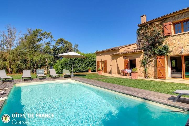 Agriturismo per 8 persone, con Terrazza e Giardino nonché Piscina e Panorama in Corsica