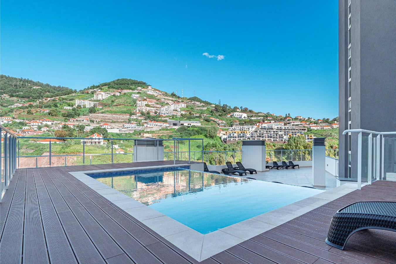 Ganze Ferienwohnung, Ferienwohnung "Sonnenblume" mit Gemeinschaftspool in Caniço, Madeira