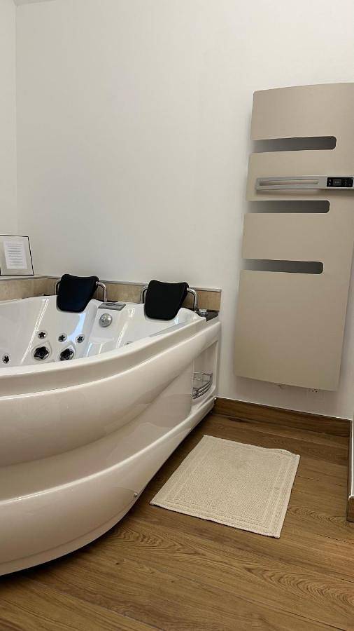 Gîte pour 2 personnes, avec jacuzzi dans Office De Tourisme D Auxerre Quais - 3
