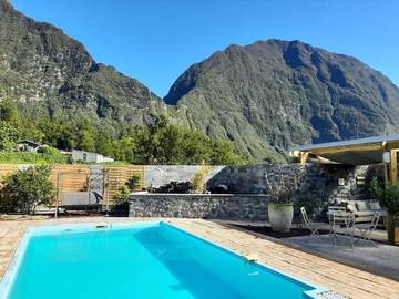 Chambre d’hôte pour 4 personnes, avec vue ainsi que piscine et jardin sur l' Île de la Réunion