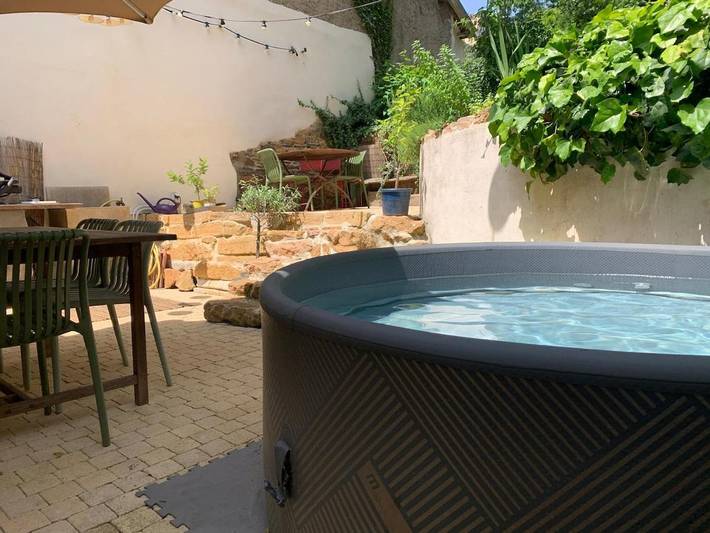 Villa pour 5 personnes, avec jardin ainsi que terrasse et jacuzzi, animaux acceptés