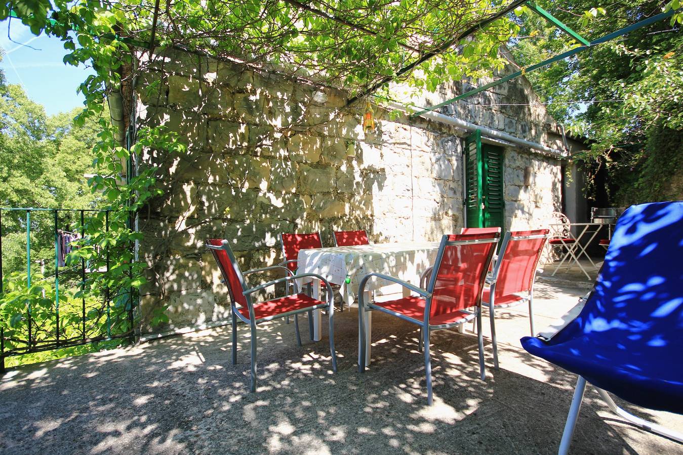 Ganze Wohnung, 1-Zimmer-Ferienwohnung mit Terrasse und Meerblick Slime, Omis -a in Slime, Dalmatinisches Zagora