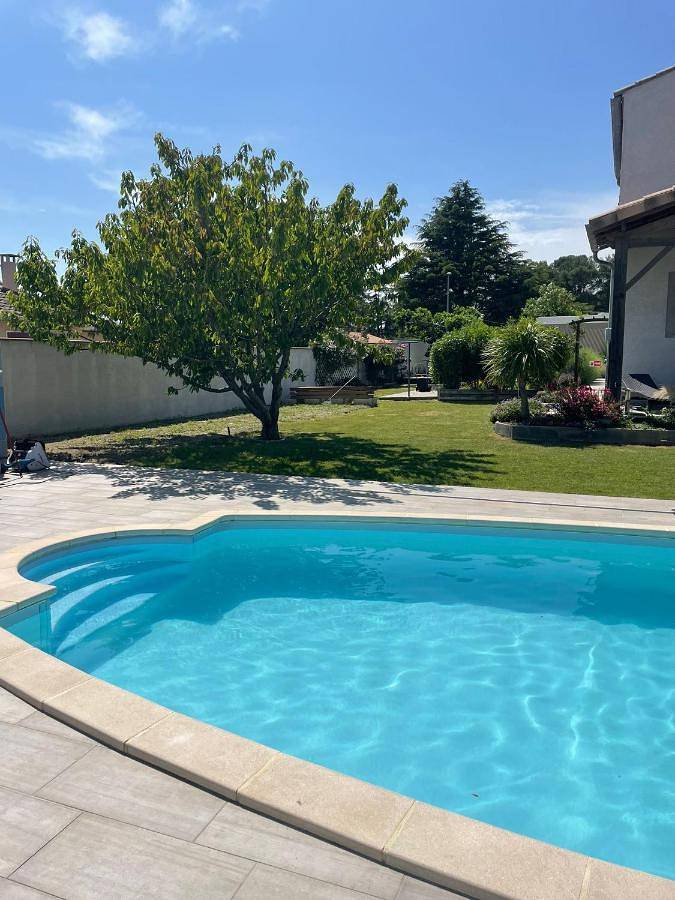 Location de vacances pour 6 personnes, avec piscine et jardin à Villemoustaussou
