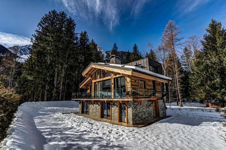 Chalet für 10 Personen, mit Balkon und Whirlpool sowie Terrasse und Pool