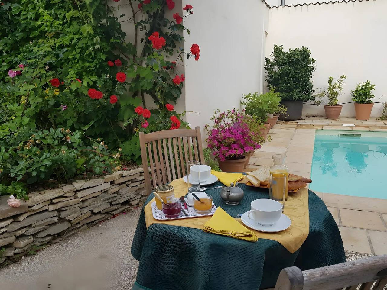 Camera “Le Camélia” con piscina condivisa e Wi-Fi in Lione, Lione e dintorni