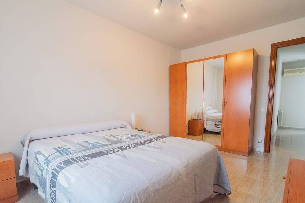 Apartamento entero, Espectacular sobreatico, con wifi, bien comunicado. in San Adrián del Besós, Barcelonés