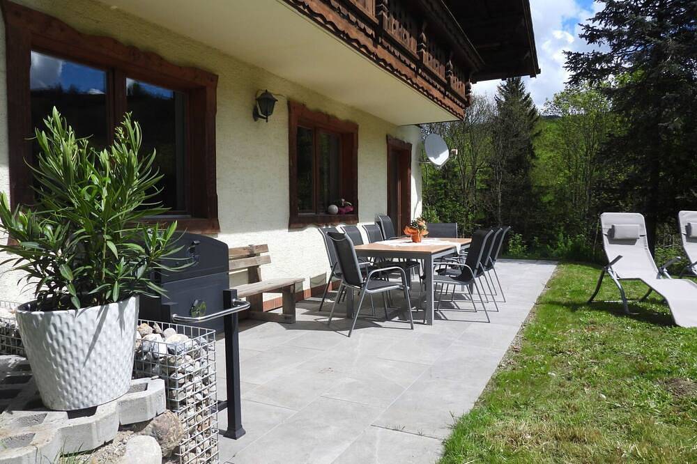 Stunning private villa for 9 guests with Wifi, Tv, terrace, pets allowed, panoramic view and par... in Bischofshofen, Ski Amadé