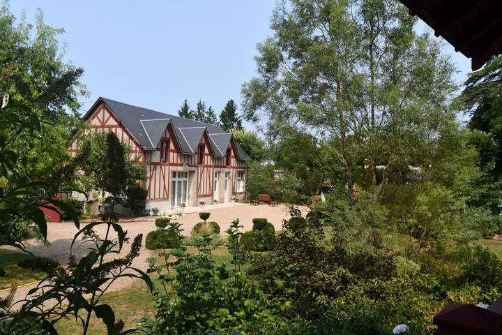 Location de vacances pour 4 personnes, avec terrasse et piscine ainsi que vue et jardin à Cour-Cheverny - 4