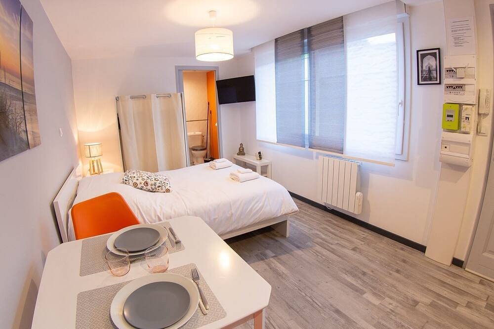 Appartement entier, Studio-Prestige-Sdb privée-Terrasse in Saint-Quentin, Aisne