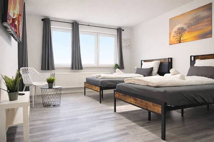 Ganze Wohnung, Stn Royale Suite mit 4 Sz, 8 Big Bed, Parkplatz, Terasse, Highspeed Wlan,Netflix in Bad Friedrichshall, Landkreis Heilbronn