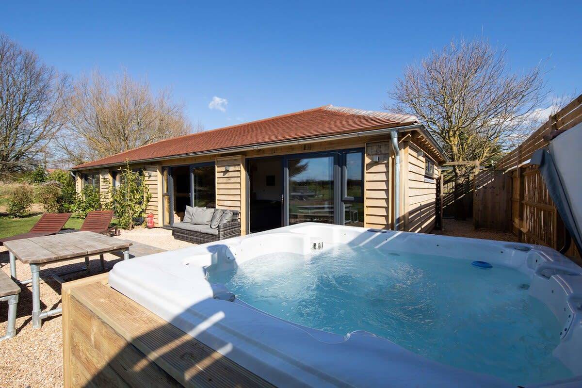 Rural Lodge Retreat with Hot Tub in West Sussex