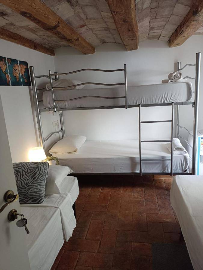 Family Room with Shared Bathroom in Centro Barcelona, Barcelona