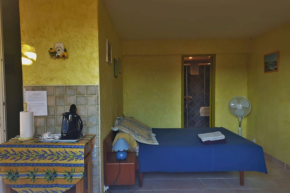 Appartement entier, Studio proche Hyères promotion - 20,% en août in Pierrefeu-du-Var, Côte méditerranéenne (France)