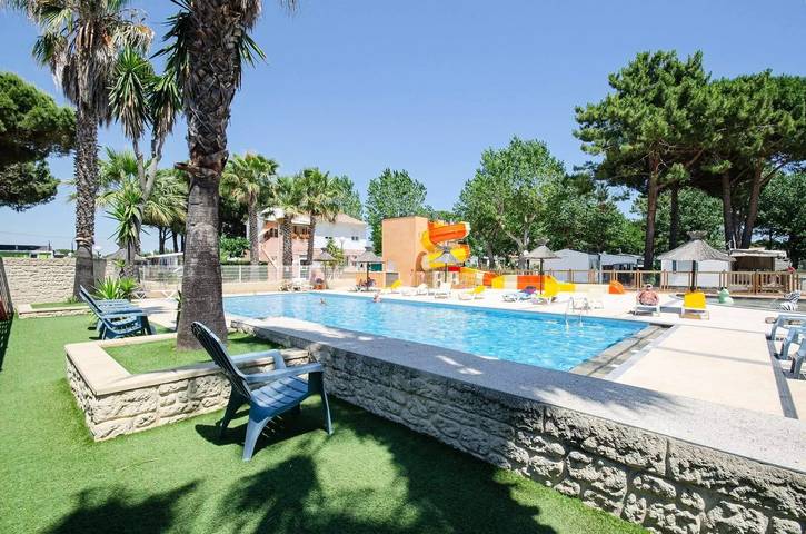 Camping pour 5 personnes, avec piscine et terrasse