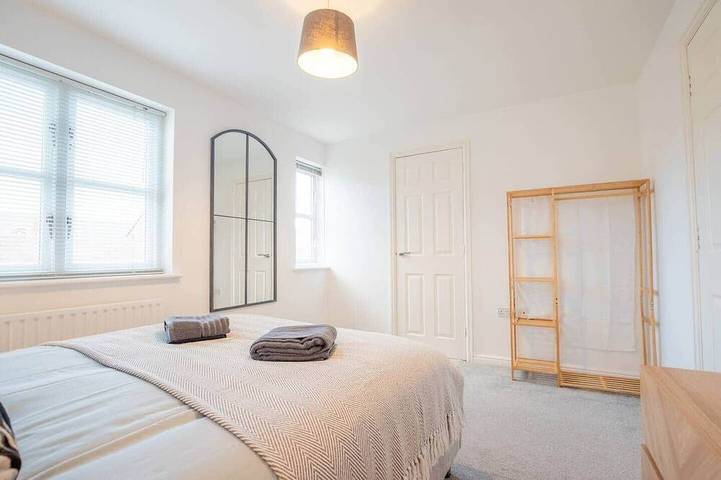 Stylish City Centre Stay | 3-Bed Home + Parking in Worcester, Worcestershire
