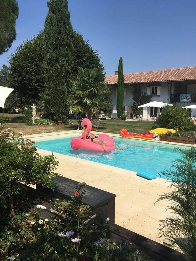 Gîte pour 2 personnes, avec Terrasse ainsi que Jardin et Piscine à Mogneneins