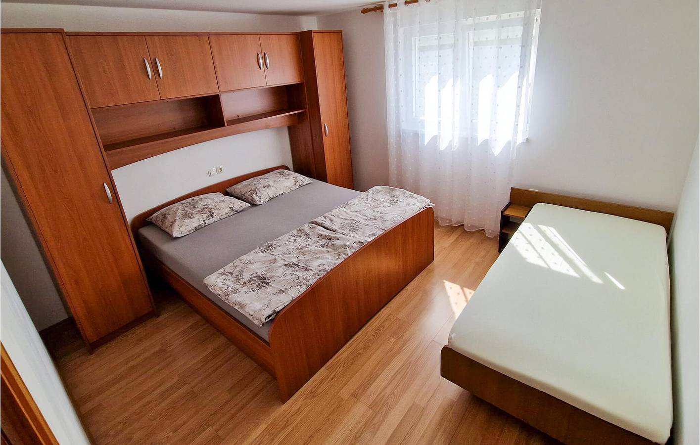 Ganze Ferienwohnung, Gemütliche 2-Zimmer-Wohnung mit Pool, WLAN und nur wenige Schritte vom Strand entfernt in Kaštel (Barbat), Barbat na Rabu