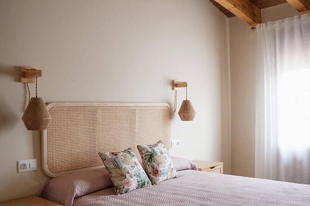 Rural house with fireplace, between the natural park of Monfragüe and Trujillo. in La Aldea del Obispo, Cáceres Region
