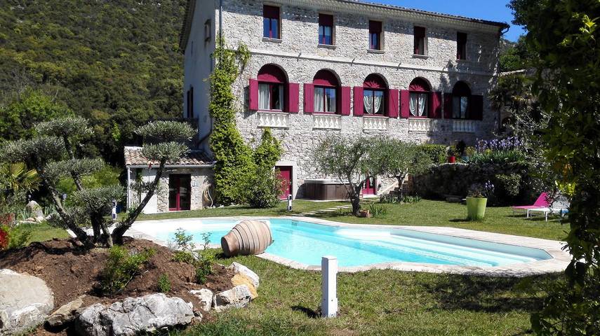 Chambre d’hôte pour 2 personnes, avec jacuzzi et sauna ainsi que jardin et piscine à La Cadière-et-Cambo