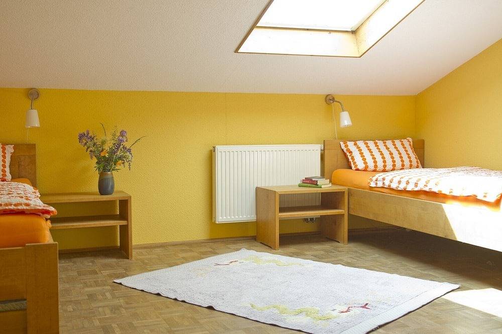 Ganze Wohnung, Kinderfreundlicher Bio-Bauernhof mit Hofladen, vielen Tieren (Dachgeschoss) in Hofheim in Unterfranken, Landkreis Haßberge