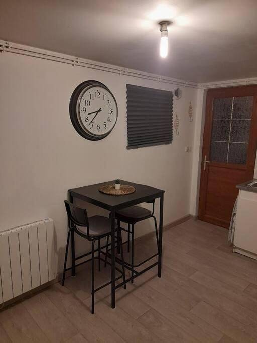 Gîte pour 2 personnes, avec terrasse et vue dans Moulineaux
