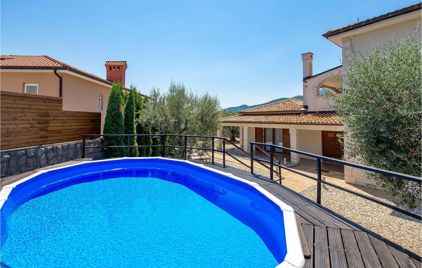 Retraite en bord de mer : appartement confortable avec piscine et terrasse, à 2 km de la plage pour chiens in Icici, Primorje-Gorski Kotar