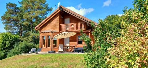 Chalet pour 5 personnes, avec jardin ainsi que terrasse et sauna, animaux acceptés dans le Jura