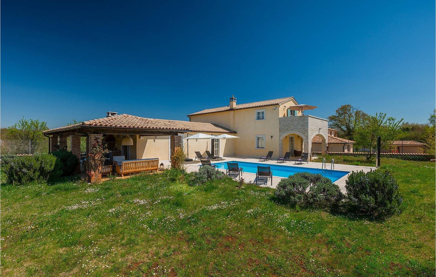 Appartement confortable de 2 chambres avec piscine, Wi-Fi et parking près du centre-ville de Rajki in Barban, Côte Sud d'Istrie