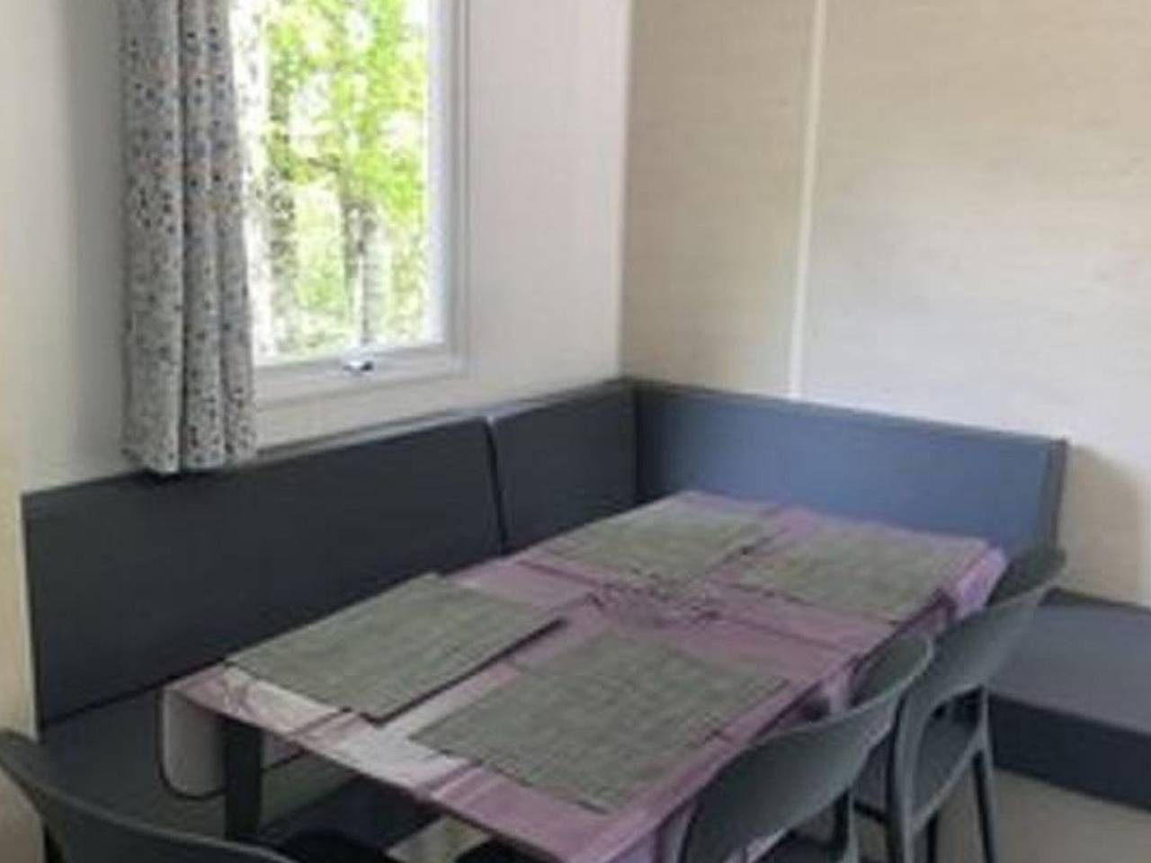 Mobil-home confortable avec terrasse à Saint-Gérons in Saint-Gérons, Région d'Aurillac