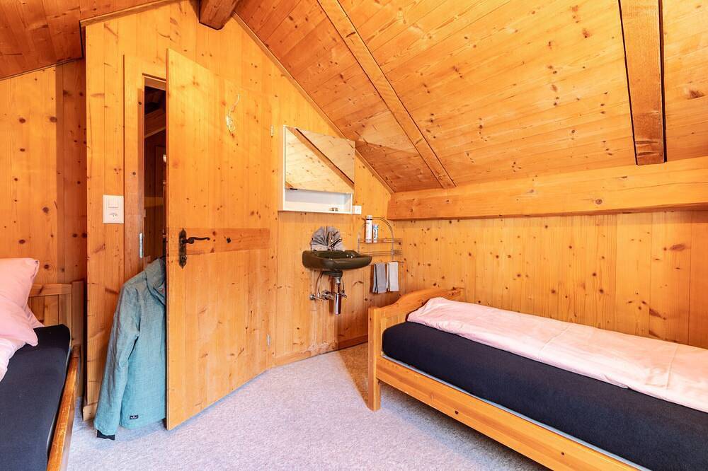 Ganze Wohnung, Chasa Sampuoir: Hüttenfeeling und modern in der 4.5-Zimmer-Maisonette-Wohnung in Ardez, Unterengadin