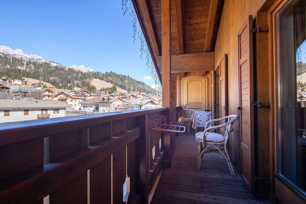 Appartamento intero, Accogliente appartamento per 23 persone con WIFI, TV e balcone in Soraga, Dolomiti Superski