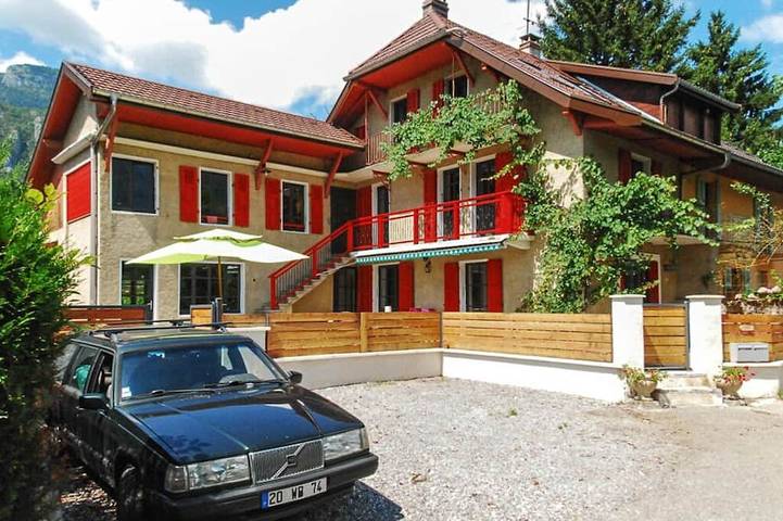 Location de vacances pour 10 personnes, avec jardin à Lathuile