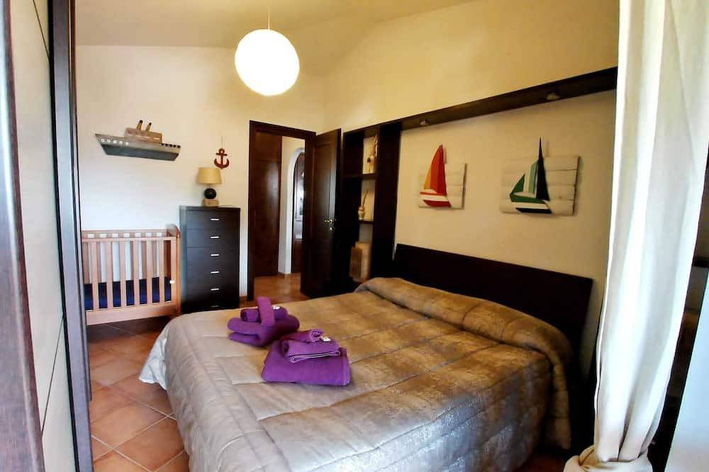 Entire apartment, Treasure sunny, lovely apartment with terrace a few steps from the sea and Rome in Fiumicino, Rome Province