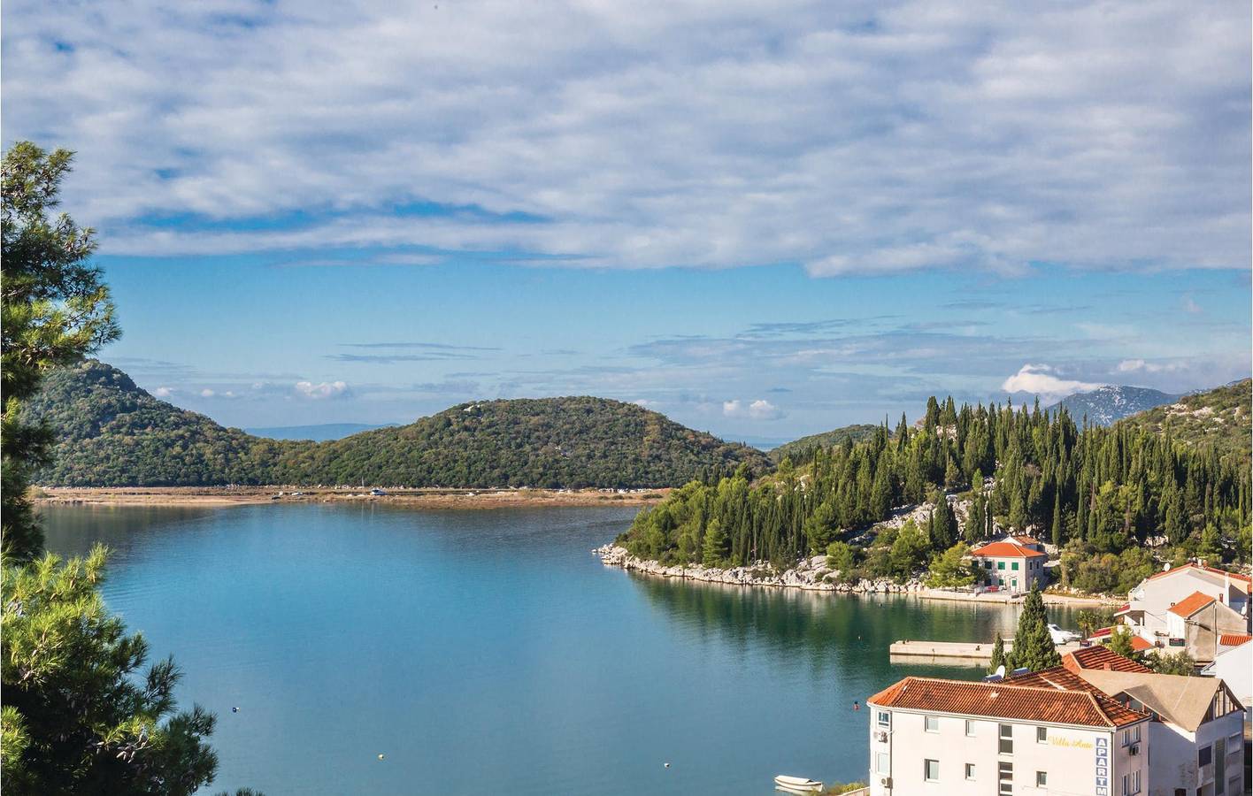 Ganze Ferienwohnung, Charmantes 200 m vom Strand entferntes Apartment mit Terrasse und Parkplatz in Blace, Dubrovnik-Neretva