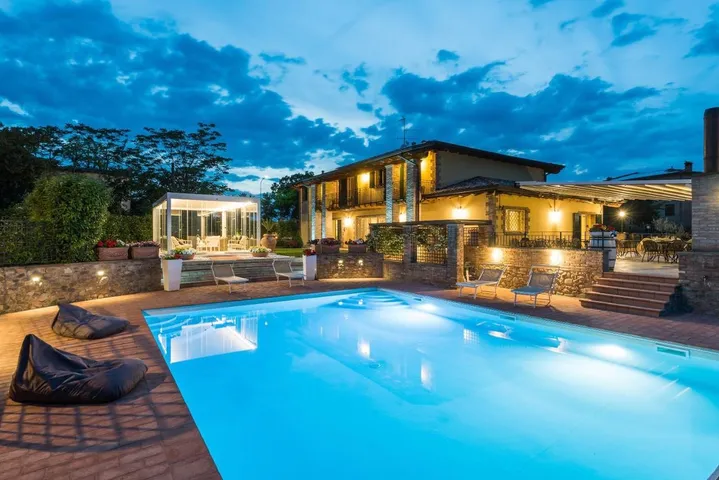 Hotel para 4 personas, con vistas además de piscina y jardín - 1