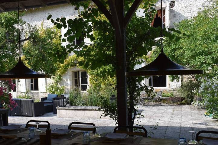 Gîte pour 10 personnes, avec jardin à Lusignac